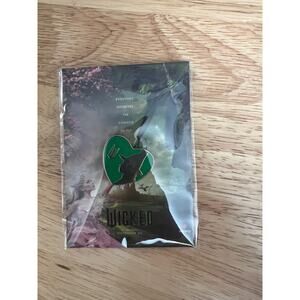 EXCLUSIVE AMC Elphaba Heart Pin Wicked Theater Movies Oz EXC Wizard Oz Musical